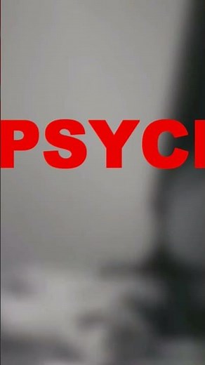 Crazy pianist plays the soundtrack of Hitchcock's movie Psycho!