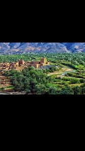 L’Oasis de Ziz❤️ Avec une superficie de 77000 km2, la région de Tafilalet, au sud du Maroc ❤️ abrite la plus grande oasis au monde et est sûrement l’une des plus connues.❤️ Perdue dans un désert de roche, elle est traversée par l’oued Ziz et s’étale sur une vingtaine de communes de la région entre les villes de Rissani et d’Erfoud.❤️ Plus qu’une oasis, c’est même un ensemble d'oasis qui se composent d’îlots verts recouvrant, à perte de vue, les vallées désertiques et d’un magnifique point d’eau 