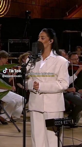 Emotional Orchestral Performance by Inez
