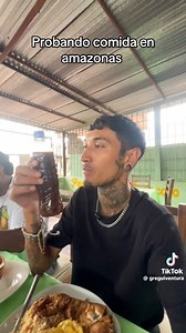 Greg probando la comida de Amazonas | Maximiliano Añez