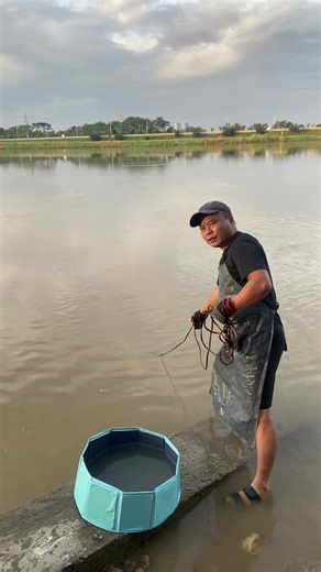 Flying disc net casting net to catch fish Casting net fishing