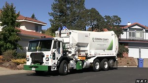 【垃圾回收】美国Peterbilt 520侧装压缩式垃圾车工作