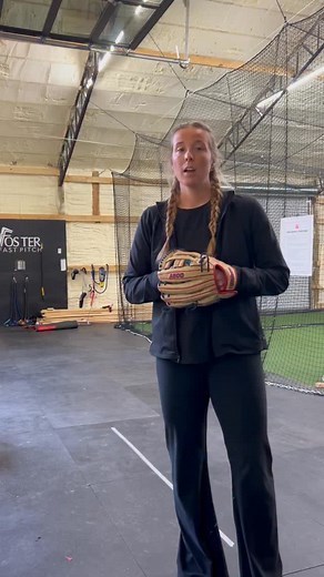 Pitchers often think a longer stride automatically means more power — but that’s not always true. 🔋Power doesn’t come from reaching forward; it comes from driving off the ground. The ground is your source of energy. When you use it to push forcefully and stay connected through your legs and hips, that energy transfers up through your body and into the ball. ✅Don’t focus on how far you can reach — focus on how well you can use the ground to create power You can find this drill in Guide 3.3 in ou