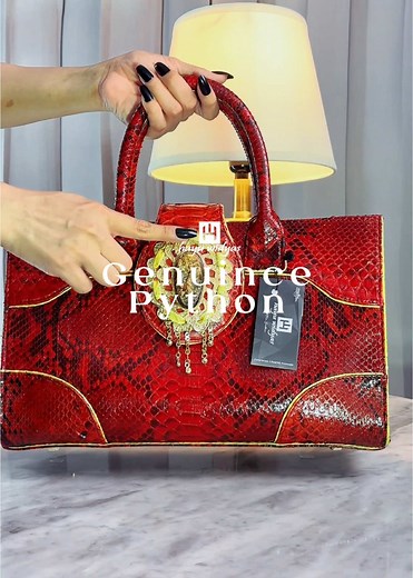 mau yang gak akan ada duanya? Tas python series ini wajib ada dikoleksi kesayangan kamu. Karakteristik sisik dan coraknya Python Series udah bener-bener authentic, ditambah sentuhan detail klasik dari deruji stone di bagian tutupnya. kurang apa coba Tas buatan lokal ini? 🔥 #hayuwidyashandmade #taswanita #TasKulitAsli #sultan