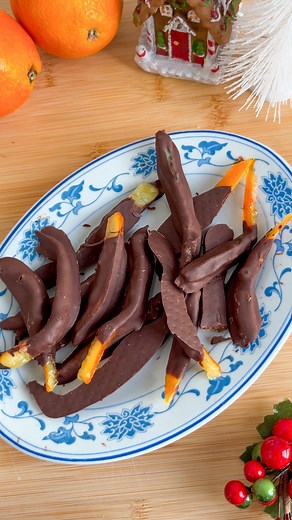 Camomilicious🧑🏼‍🍳🍋 on Instagram: "[Orangettes maison🍊🍫] Les orangettes font partie de ces petites douceurs qu’on prend plaisir à offrir et à recevoir pendant les périodes de fêtes🎄Elles sont si faciles à réaliser maison qu’il serait dommage de les acheter dans le commerce car souvent très onéreuses ! 🍊RECETTE [env 30 orangettes] -2 oranges -150g de chocolat noir à pâtissier -200mL d’eau -150g de sucre 🍊 PRÉPARATION : 1/ Laver les oranges. Retirer la peau et la couper en quartier. 2/ Fai