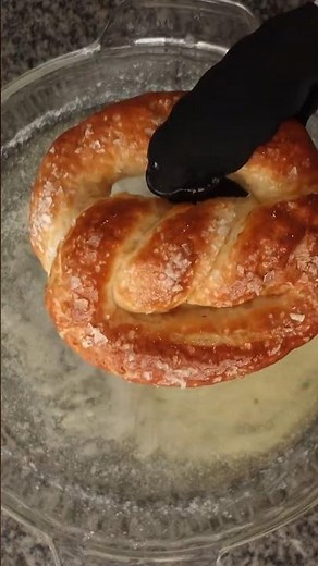 Make these GLUTEN FREE Auntie Anne's style PRETZELS!