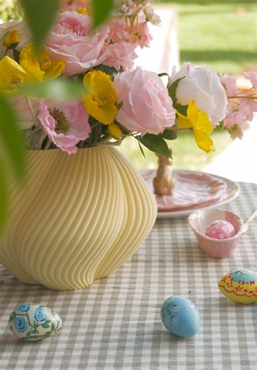 Fresh flowers, soft colors, and the Butter Yellow Bloom vase 🌼 The little things really do make a table feel special. Save this for your spring table inspo 🌸