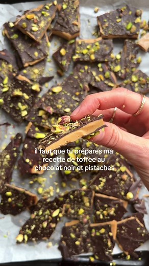 Toffee au chocolat noir et pistaches 🤤 Je suis une grande fan du toffee au chocolat noir et pistaches du @traderjoes (une épicerie aux États-Unis) et je m’en suis inspiré pour créer cette recette – qui est, selon mon chum, encore meilleure! C’est sucré et croquant, avec un goût caramélisé. Ingrédients: Beurre Sucre Sel Vanille Pépites de chocolat noir Pistaches Recette sur mon site web, lien en bio! - I’m obsessed with Trader Joe’s Dark Chocolate Pistachio Toffee, so I decided to create my vers