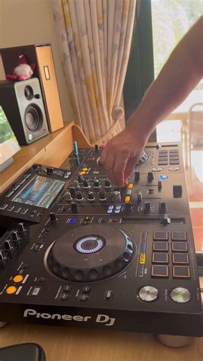 El Pioneer DJ XDJ-RX2 es un sistema de DJ "todo en uno" de 2 canales