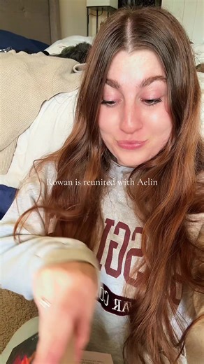 Reading Queen of Shadows and helloooooo Rowan has a new hair cut #booktok #romantasy #bookworm #bookish #throneofglass