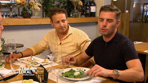 Die Mitstreiter sind vom ersten Gang begeistert, es gibt jedoch einige Kritikpunkte bezüglich der Frische der Zutaten und ob diese selbst gemacht sind. Die Bewertungen liegen bei einmal neun, zweimal acht Punkten und einmal bei sieben Punkten! #MeinLokalDeinLokal #Clip | Mein Lokal, Dein Lokal