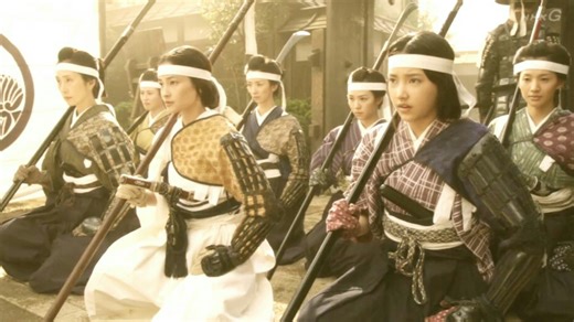 日本最后的女武士，中野竹子一骑当先！柳桥之战爆发，会津藩穷途末路，新政府军穷追猛打，无奈使用女子上阵，八重也加入到保卫会津队伍当中。『八重之樱』