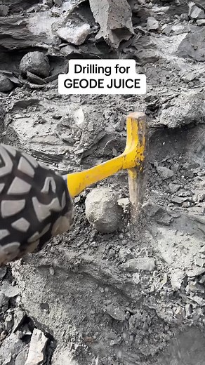 Exploring Enhydro Geodes: Microscopic Insights