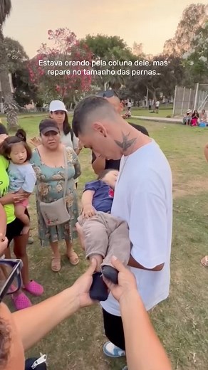 Cássio Lopes on Instagram: "Domingo, 22.01.23📍🇵🇪// O dia que ficará marcado em minha memória pra sempre. (Assista o último vídeo para entender melhor). . Após orar pelo senhorzinho, muitos que estavam no parque viram ele curado. Eu, cheio de gás e animado com aquilo fui orar por outra pessoa, quando estou orando percebo uma “multidão” ao meu redor, em minha cabeça era o pessoal da igreja, mas não, eram cuidadões que estavam no parque. Por onde eu andava, tinha pessoas atrás de mim. Toda hora 