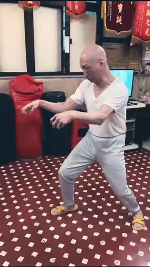 “Let Them Climb the Roof, Then Take Away the Ladder” - Strategy and Mind in Chow Gar Southern Praying Mantis In Chow Gar Southern Praying Mantis, victory rarely comes from brute force, it comes from structure, timing, and the ability to control the opponent’s options. This idea is perfectly captured by an old military maxim: “Let them climb the roof, then take away the ladder.” At its core, this is a strategy of entrapment through opportunity. You draw the opponent in, not by force, but by prese