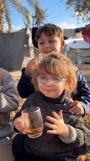 子供たちは（ウム・クルスーム）というエジプトの有名な歌手の歌詞を引用しているのですが、言葉を変えて（言葉遊び）、お茶についての歌にしてしまったんです。彼女の動画に11時間前に書かれた最初のコメントでさえ、子供たちとお茶の動画についてのものでした。Link: