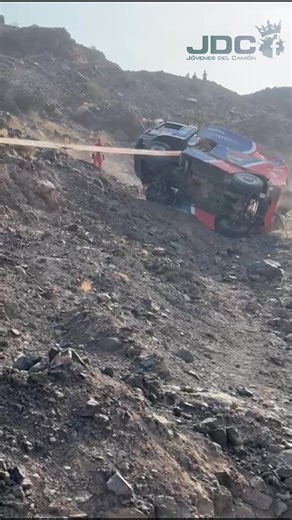 Aparatoso accidente en el Dakar sin ningún herido grave, en una zona sinuosa el camión se queda sin frenos, perdiendo el control y saliéndose de la pista. Gran actuación del equipo @thtrucks_team y de sus integrantes @albertoalonso_dakar y @gusibeas consiguen levantar el camión… This is Dakar #jdc #dakar | JDC Jóvenes del camión