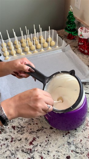 327K views · 2.4K reactions | Christmas CakePops/Ornaments #explore #trending #viral #reels #fyp #reelsviral #video #viralpost #viralvideo #cakepops #chocolate #chocolatedipped #cakeballs #christmas #treats #diy #easy #christmasdesserts #baking #bake #recipe #recipes #follow #laredotx #contentcreator #easyrecipes | Makeup by Jess | Facebook