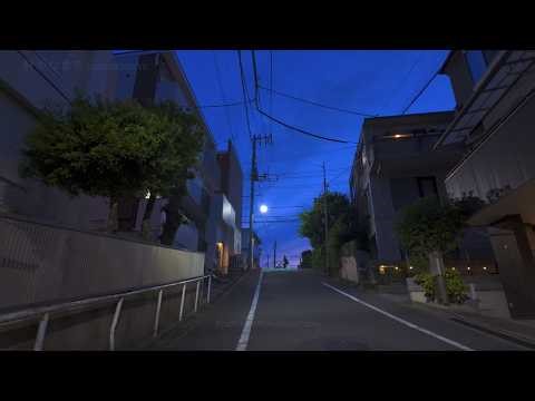 ブルーアワーの東京、とある街の静かな路地を歩く。今日の空はまるで夢みたい。Blue hour walk in Tokyo, today’s sky felt like a dream