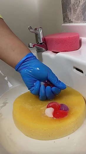 Surf laundry pods🫧 #cleantok #spongesqueezing