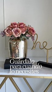 ❌ ¿Tu ramo nunca queda bonito en el florero? No te preocupes, es un error muy común… ¡y fácil de solucionar! 🌸 ✅ Mira cómo con un pequeño cambio tu arreglo se ve increíble al instante. #DecoraciónConFlores #TipsDeDecoración #FloresArtificiales #HogarConEstilo #ArreglosFlorales | Muscari Floristería