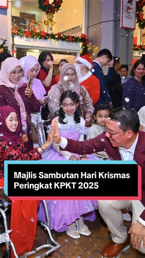 Kerajaan Madani meraikan kepelbagaian dan menghargai sumbangan semua kaum dalam usaha membina negara. KPKT menganjur sambutan hari Krismas meraikan duta asing dan persatuan kanak2 kanser serta menyampaikan sumbangan kasih Madani. We are one big caring family! #strongertogether #unityindiversity #demipertiwi #krismas #kpkt | Nga Kor Ming 倪可敏
