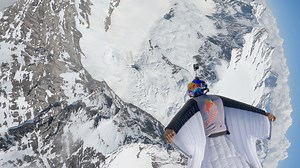 Fly with Fred Fugen & Vincent Cotte "Veush" above the Eiger to the valley🇨🇭🛩 The transition between icy rocks at the summit and green trees at the end is beautiful🏔 #soulflyers #wingsuit #eiger #redbull #givesyouwings #rogerdubuis #julboathlete | Soul Flyers
