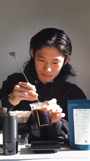 Rikuto Tanaka / 田中陸斗 on Instagram: "スイッチはこう使う ーーー今回の抽出レシピーーー @donatecoffee 粉量 20g 総注湯量 280g 湯温94℃ 挽目 中細挽（COMANDANTE 18 clicks) ドリッパーに常温の水を先入れ 60g(60g) 0:00 粉を入れる(Add the ground coffee) 2:00-2:15 160g(220g) 3:00-3:05 60g(280g) 3:30 done ーーーーーーーーーーーーーー スイッチだからこそできる後入れレシピ。 爆速抽出速度を実現しつつ、サモブルーム由来のモフモフテクスチャーを楽しめる神レシピ。 酸味も綺麗に楽しめるからインドネシアとか滋味深いコーヒーにこそ使ってみてほしい"