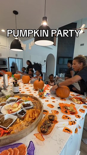 My annual pumpkin carving party! 🎃 #halloweenparty #pumpkinparty #pumpkincarving
