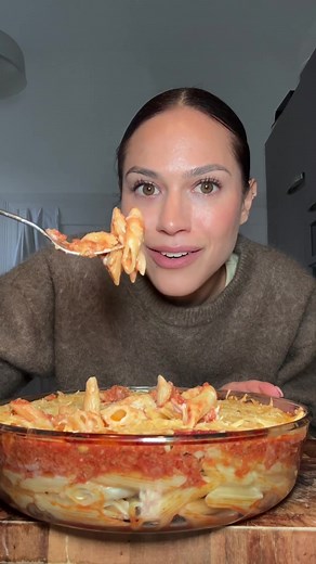 Veganer Nudel-Hack-Auflauf (in 20 Minuten fertig) 🤎🍝 Zutaten: • 300 g Nudeln • 300–400 g veganes Hack • 1 Zwiebel, 2 Knoblauchzehen • 1–2 EL Tomatenmark • 400 ml passierte Tomaten • Salz, Pfeffer, Paprikapulver, Gemüsebrühe Vegane Béchamel: • 2 EL vegane Butter • 2 EL Mehl • 500 ml pflanzliche Milch (ungesüßt) • Salz, Pfeffer, Gemüsebrühe Außerdem: • Veganer Reibekäse Zubereitung: Zwiebeln und Knoblauch anbraten, veganes Hack dazugeben. Tomatenmark einrühren, passierte Tomaten und Gewürze zuge