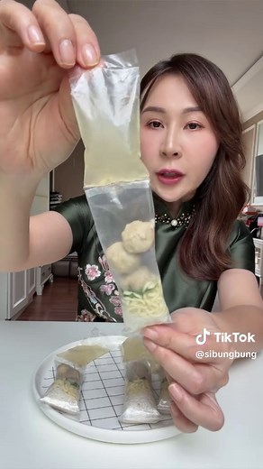 Nasi Padang Sachet dan Bakso Sachet: Momen Mukbang Seru