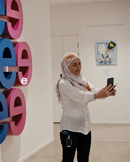 Explaining your job isn’t always easy, especially when you’re new to the role and company. But at Essity, one thing is clear: we’re here to make a difference. Meet Hawraa, one of our colleagues in Mölndal, working to ensure every product meets the highest standards of safety, quality and care. Because when people rely on our solutions to support their health and hygiene, they deserve our full commitment. Join us to shape safer products and healthier lives: https://www.essity.se/karriar/lediga-jo