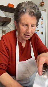 Volete fare una torta diversa dal solito? Ecco a voi miei cari la ricetta della mia Torta alle Fragole.🍓 - 200 g di farina - 2 uova - 150 g zucchero - 250 g di fragole - 50 ml di latte - 1 bustina di lievito per dolci - 80 ml di olio (quello bono) Infornare a 190° per circa 40 minuti. Buona visione.❤️ Potete seguire passo dopo passo la ricetta tramite il mio Blog su GialloZafferano.👩🏻‍🍳 | In cucina con Iris