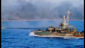 （彩色影像）硫磺岛战役——硫磺岛战役前夕，美军LCI（G）Gunboat登陆艇向硫磺岛提供火力打击，轰炸机向硫磺岛投下炸弹，岛上硝烟弥漫。