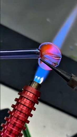 The process of making glass flowers involves firing in a kiln. #lifehacks #artwork #glass #artist