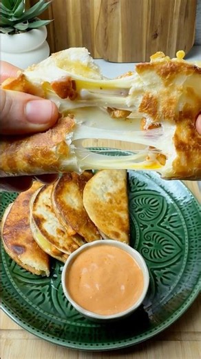 Crispy Chicken Tacos with Creamy Sauce