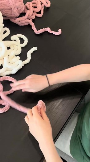 745K views · 8.4K reactions | How To Hand Knit A Chunky Blanket With 2 Colors | DailyCrochet.com | Facebook