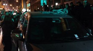 Woman hits her husband and destroys the suv for alleged infidelity in Chile