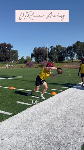 Combination Feetwork and Sideline Drill 🏈 #widereciever #widereceivers #widereceivertraining #training #hiphop #football #footballlife #nil #losmedanoscollege #nfltraining #ncaafootball #wr #wrdrills