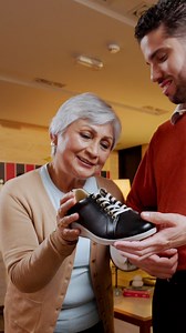 Cada paso importa cuando se trata de quienes más queremos. Por eso, elegir un calzado cómodo, estable y suave al caminar hace toda la diferencia en el día a día. En Hush Puppies encuentras regalos especiales que cuidan cada movimiento y acompañan cada momento. 🐶🤍 Conoce mas en HushPuppies.pe. | Hush Puppies Perú