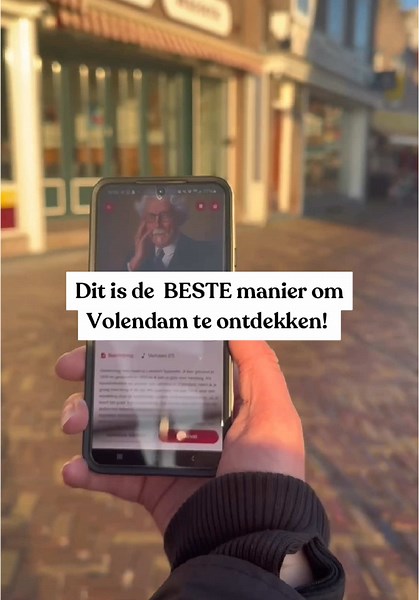 🎨 Wandel door het kunstenaarsverleden van Volendam! ⚓ In de audiotour Volendam Kunstenaarsdorp neemt Leendert Spaander je mee langs bijzondere plekken in het dorp, aan de hand van schilderijen uit zijn collectie. Van De Bap en de visafslag tot het Doolhof en de Grote Kerk – je ziet Volendam met hele andere ogen. 👀 📱 Luister fragmenten, speel quizjes en vergelijk het Volendam van nu met dat van vroeger. 🔗 Benieuwd naar de hele route? je vindt 'm in onze bio! Wat te doen in Volendam | Wandelin