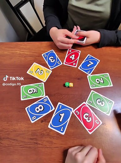 Juego divertido de cartas con UNO y dados