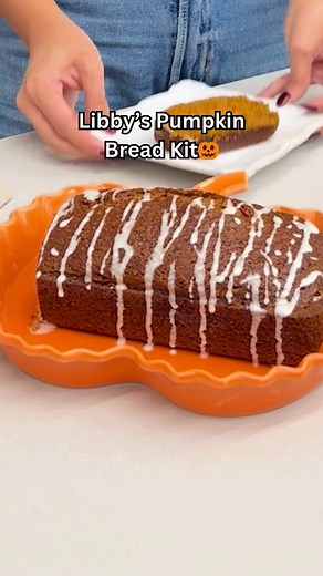 Pumpkin Bread has never been this easy! 🧡 With Libby's Pumpkin Bread Kit you have everything you need to make the most delicious pumpkin loafs! 🎃 Perfect for sharing with family and friends 🛒 Find it at your nearest store! | Libby's Pumpkin