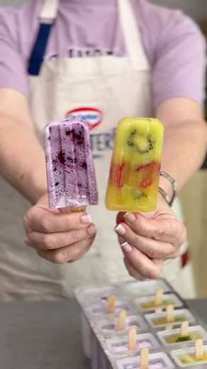 Polos de fruta 🌟Y te cuento como hacerlos para que tarden más en derretirse. Comparte esta receta con tus amig@s, ¡Guárdatela! para no perderla y dime en los comentarios que te ha parecido ♥️▪️Ingredientes:🔺Para los polos de yogur y arándanos:250 g de yogur griego con o sin azúcar3 hojas de gelatina Dr. Oetker30 ml de agua1 cucharada de mermelada de arándanosArándanos 🔺Para los polos de piña y fruta:350 ml de zumo de piña3 hojas de gelatina Dr. OetkerKiwiFrambuesasHierbabuena▫️Preparación:1.C