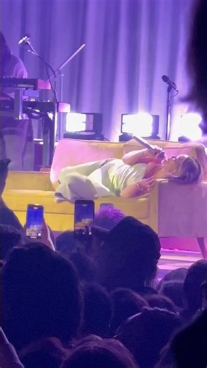 Hilary duff live : why not line Toronto