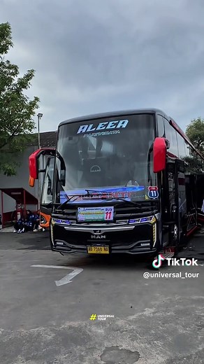 Bus Tronton Pertama untuk Pariwisata Resmi dari Universal Tour