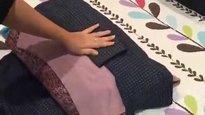 Con este método conseguimos meter en la maleta casi 40 prendas y ni una arruga. Lo vi y lo quise probar antes de irnos de viaje. No me desagradó para nada. Tienes sus pros y sus contras. Os invito a verlo y compartirlo. www.Ahorradoras.com | Ahorradoras