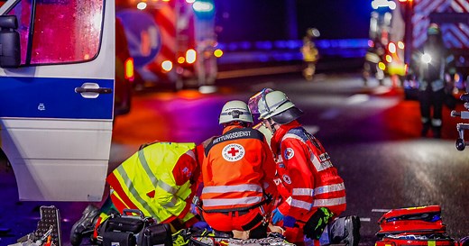 Schwerer Unfall auf A71: Fünf Schwerverletzte nach Abbiegefehler