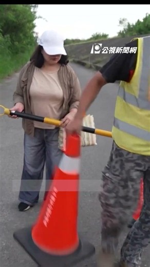 為陸蟹築安全入海之路 台江志工搭竹橋、封路護蟹｜#公視新聞網 #Shorts