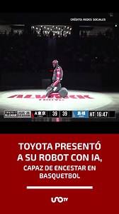 Toyota presentó a CUE7, un #robot impulsado por inteligencia artificial capaz de encestar un balón de basquetbol con gran precisión. Este humanoide, de más de dos metros, es la evolución de un proyecto iniciado en 2017 y funciona como laboratorio para probar avances en robótica y aprendizaje automático. #CUE7 calcula cada tiro: analiza distancia, ajusta fuerza, corrige postura y aprende de cada intento mediante sensores y cámaras en tiempo real. Sus versiones anteriores ya marcaron hitos, como m